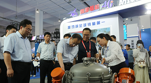 中原農谷第二屆振動機械產業博覽會盛大開幕，新鄉市長魏建平親臨高服展區指導工作