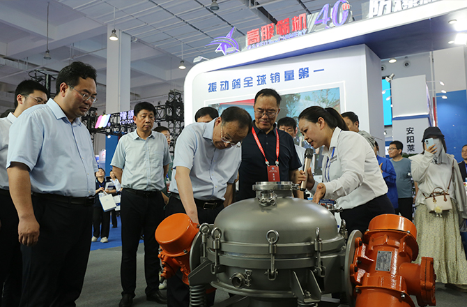 中原農谷第二屆振動機械產業博覽會盛大開幕，新鄉市長魏建平親臨高服展區指導工作